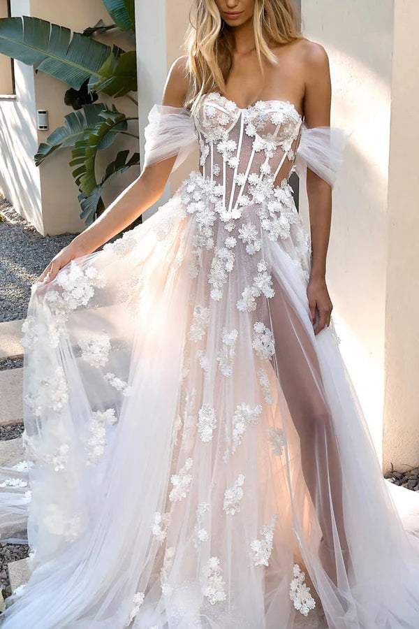 Abito da sposa bohémien con scollo a cuore e applicazioni in pizzo